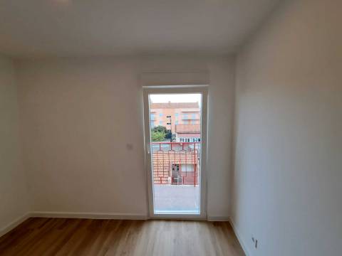 Apartamento T2 com varanda para venda em Camarate, Loures - Lisboa