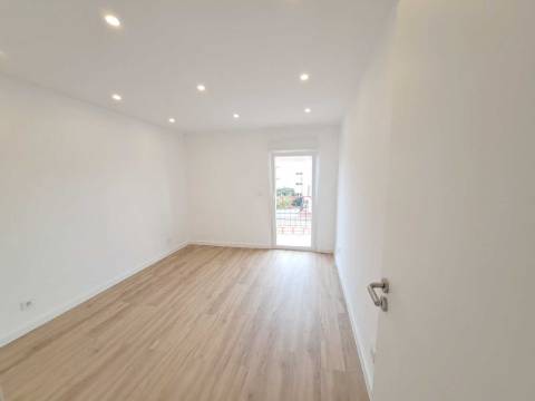 Apartamento T2 com varanda para venda em Camarate, Loures - Lisboa