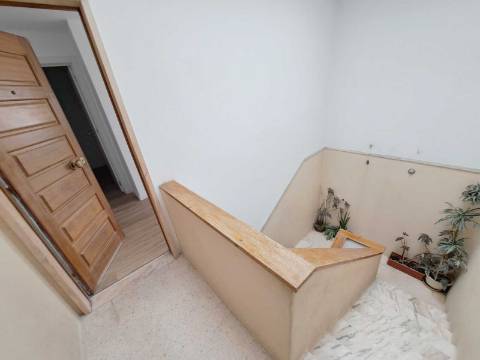 Apartamento T2 com varanda para venda em Camarate, Loures - Lisboa