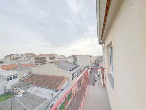 Apartamento T2 com varanda para venda em Camarate, Loures - Lisboa