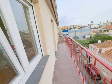 Apartamento T2 com varanda para venda em Camarate, Loures - Lisboa