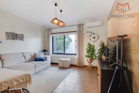 Moradia T10 com logradouro a 5 min da A5, a 7 min de carro da Nova SBE e a cerca de 15 min de transportes.