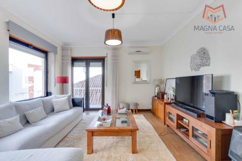 Moradia T10 com logradouro a 5 min da A5, a 7 min de carro da Nova SBE e a cerca de 15 min de transportes.