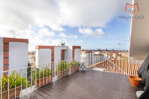 Moradia T10 com logradouro a 5 min da A5, a 7 min de carro da Nova SBE e a cerca de 15 min de transportes.