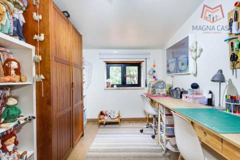 Moradia T10 com logradouro a 5 min da A5, a 7 min de carro da Nova SBE e a cerca de 15 min de transportes.