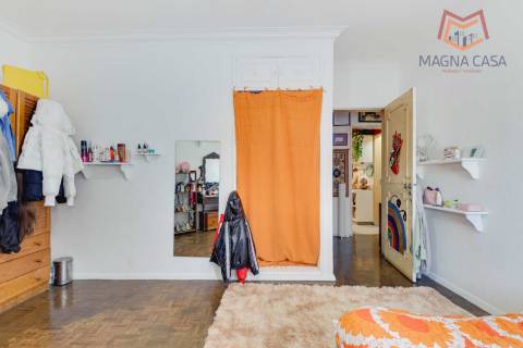 Moradia T10 com logradouro a 5 min da A5, a 7 min de carro da Nova SBE e a cerca de 15 min de transportes.