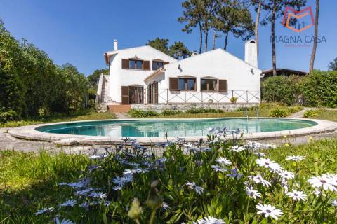 Moradia com Piscina e Jardim em Colares, Sintra