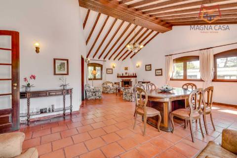 Moradia com Piscina e Jardim em Colares, Sintra