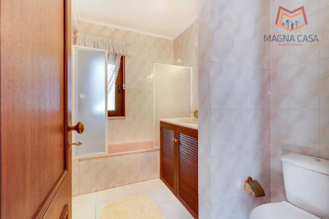 Moradia com Piscina e Jardim em Colares, Sintra