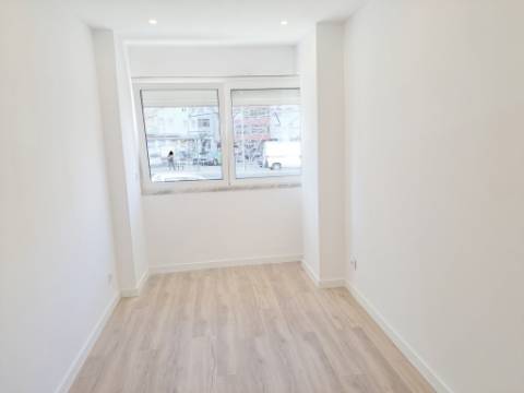 Apartamento T2 com elevador para venda em Odivelas - Lisboa