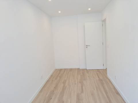 Apartamento T2 com elevador para venda em Odivelas - Lisboa