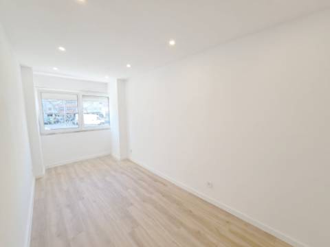Apartamento T2 com elevador para venda em Odivelas - Lisboa