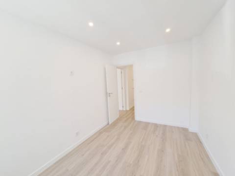 Apartamento T2 com elevador para venda em Odivelas - Lisboa