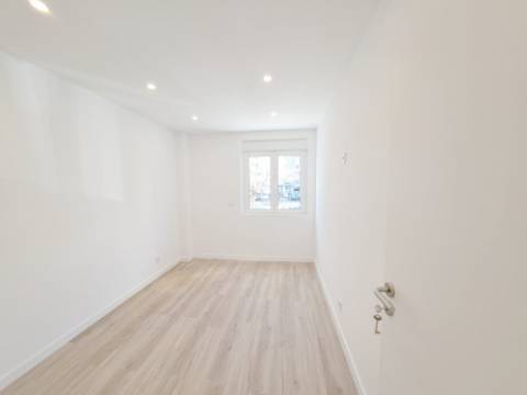 Apartamento T2 com elevador para venda em Odivelas - Lisboa