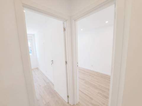 Apartamento T2 com elevador para venda em Odivelas - Lisboa
