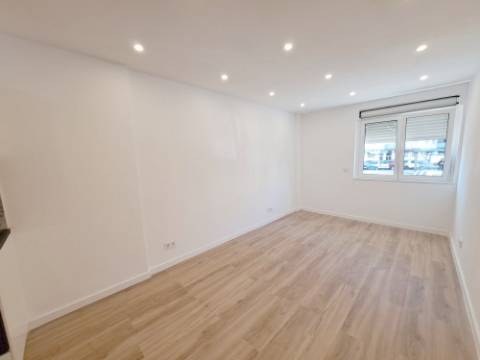 Apartamento T2 com elevador para venda em Odivelas - Lisboa