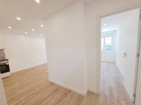 Apartamento T2 com elevador para venda em Odivelas - Lisboa