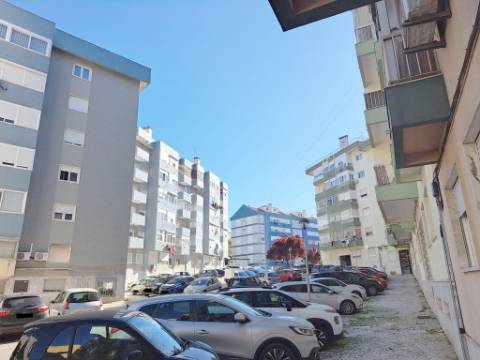 Apartamento T2 com elevador para venda em Odivelas - Lisboa