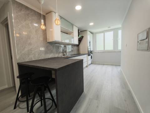 Oportunidade em Benfica! Apartamento T2 Remodelado pronto a habitar, localizado na Rua Actriz Maria Matos