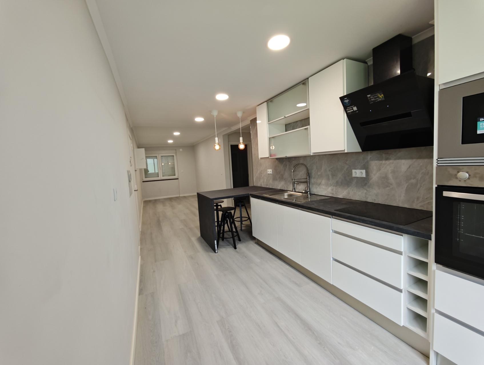 Oportunidade em Benfica! Apartamento T2 Remodelado pronto a habitar, localizado na Rua Actriz Maria Matos