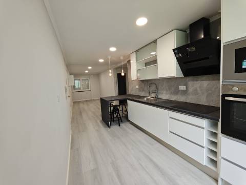 Oportunidade em Benfica! Apartamento T2 Remodelado pronto a habitar, localizado na Rua Actriz Maria Matos