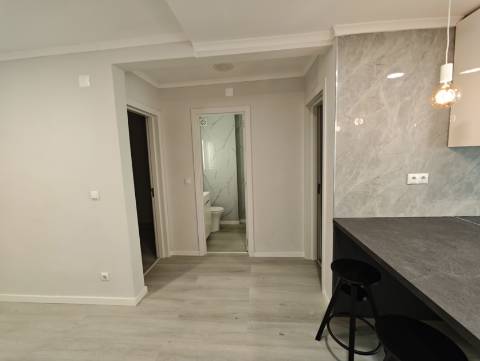 Oportunidade em Benfica! Apartamento T2 Remodelado pronto a habitar, localizado na Rua Actriz Maria Matos