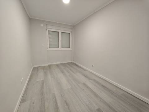 Oportunidade em Benfica! Apartamento T2 Remodelado pronto a habitar, localizado na Rua Actriz Maria Matos