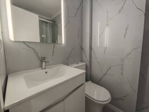 Oportunidade em Benfica! Apartamento T2 Remodelado pronto a habitar, localizado na Rua Actriz Maria Matos