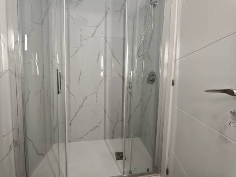 Oportunidade em Benfica! Apartamento T2 Remodelado pronto a habitar, localizado na Rua Actriz Maria Matos