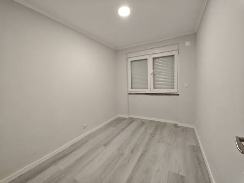 Oportunidade em Benfica! Apartamento T2 Remodelado pronto a habitar, localizado na Rua Actriz Maria Matos
