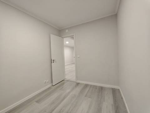 Oportunidade em Benfica! Apartamento T2 Remodelado pronto a habitar, localizado na Rua Actriz Maria Matos