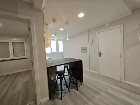 Oportunidade em Benfica! Apartamento T2 Remodelado pronto a habitar, localizado na Rua Actriz Maria Matos