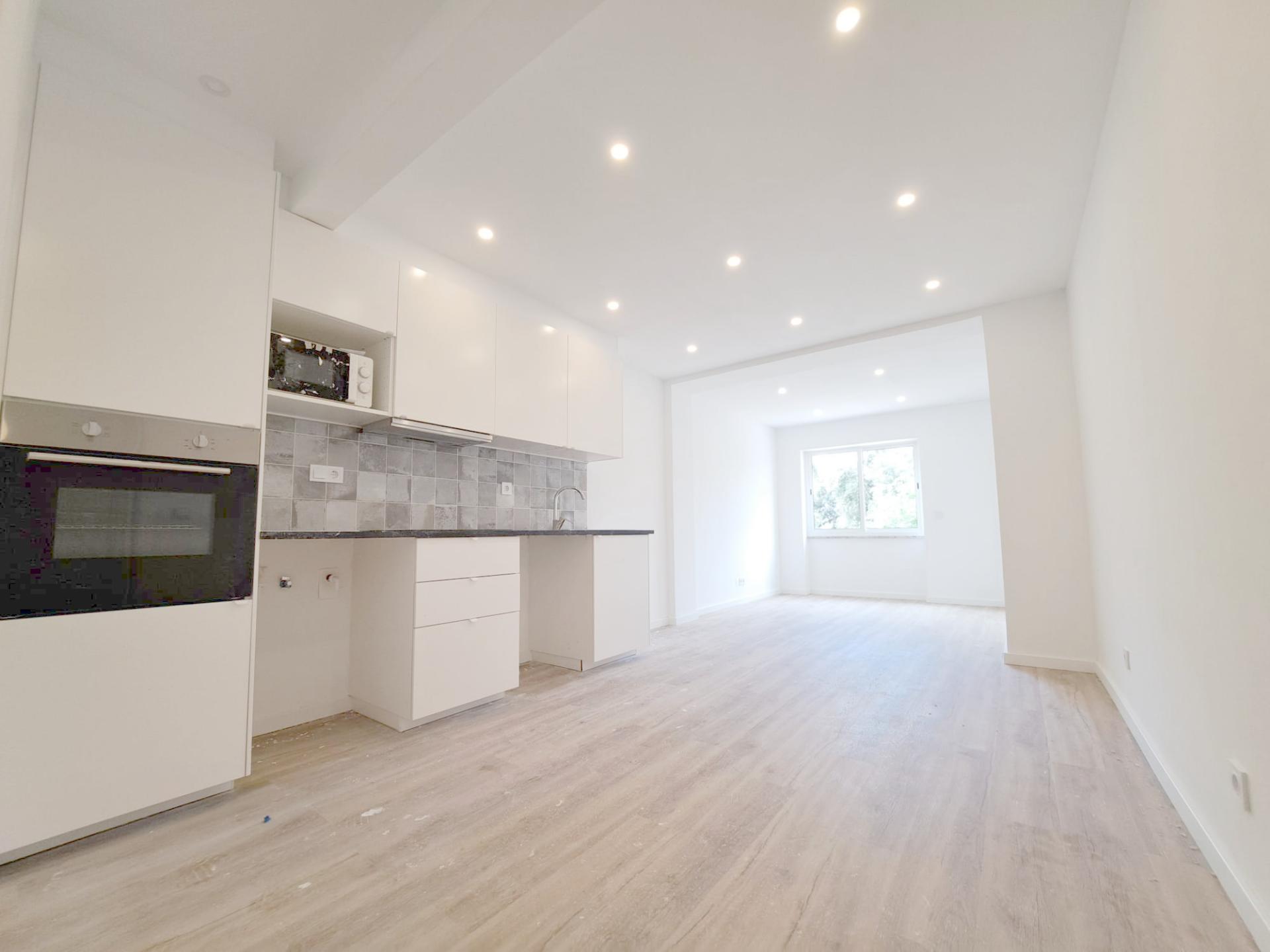 Apartamento T2 com pátio para venda em Algueirão-Mem Martins - Sintra - Lisboa