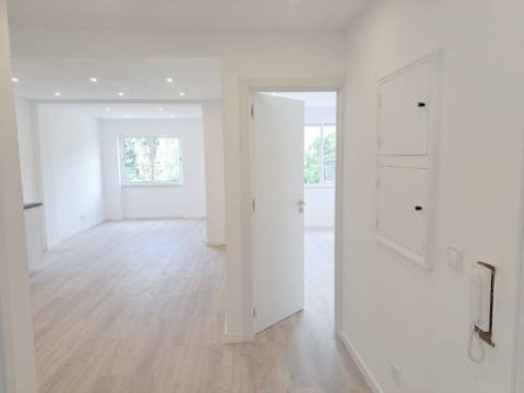 Apartamento T2 com pátio para venda em Algueirão-Mem Martins - Sintra - Lisboa