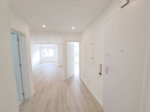 Apartamento T2 com pátio para venda em Algueirão-Mem Martins - Sintra - Lisboa