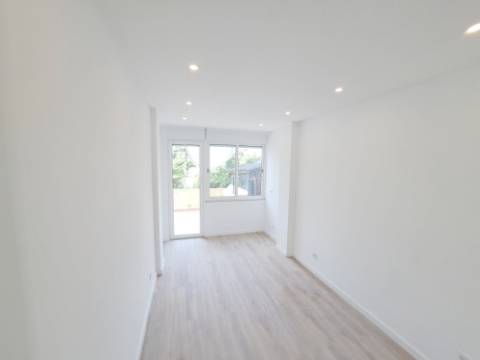 Apartamento T2 com pátio para venda em Algueirão-Mem Martins - Sintra - Lisboa