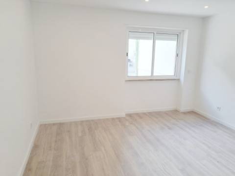 Apartamento T2 com pátio para venda em Algueirão-Mem Martins - Sintra - Lisboa