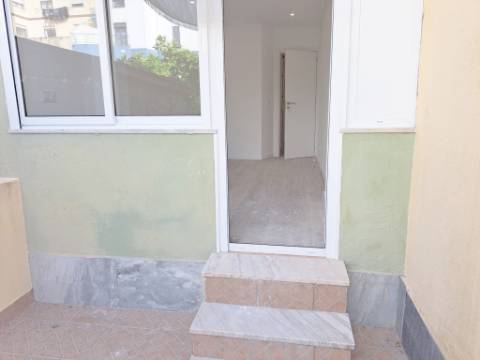 Apartamento T2 com pátio para venda em Algueirão-Mem Martins - Sintra - Lisboa
