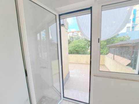 Apartamento T2 com pátio para venda em Algueirão-Mem Martins - Sintra - Lisboa