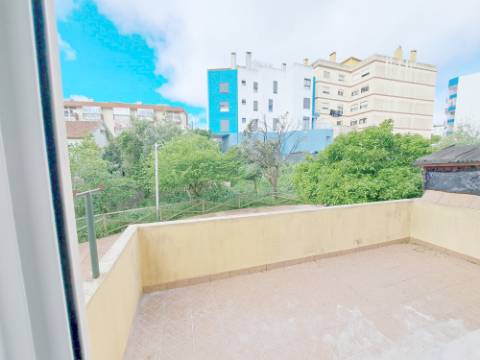 Apartamento T2 com pátio para venda em Algueirão-Mem Martins - Sintra - Lisboa