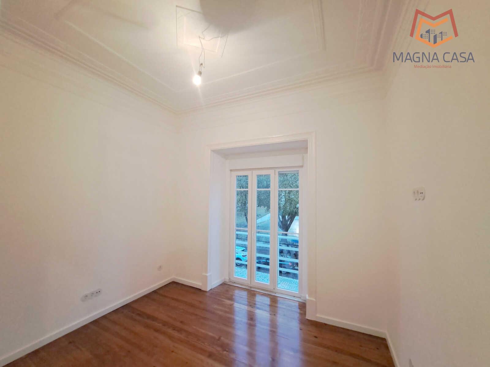 Apartamento T3 para venda na Avenida General Roçadas - Lisboa, totalmente remodelado com materiais de excelente qualidade