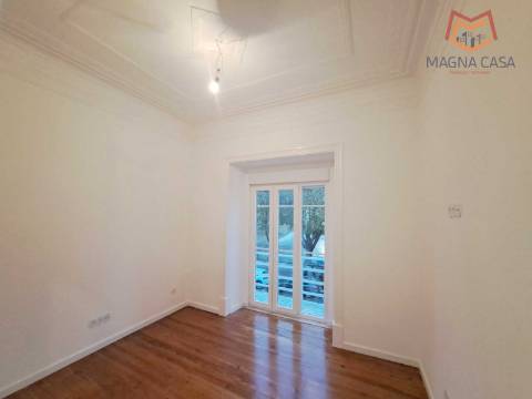 Apartamento T3 para venda na Avenida General Roçadas - Lisboa, totalmente remodelado com materiais de excelente qualidade