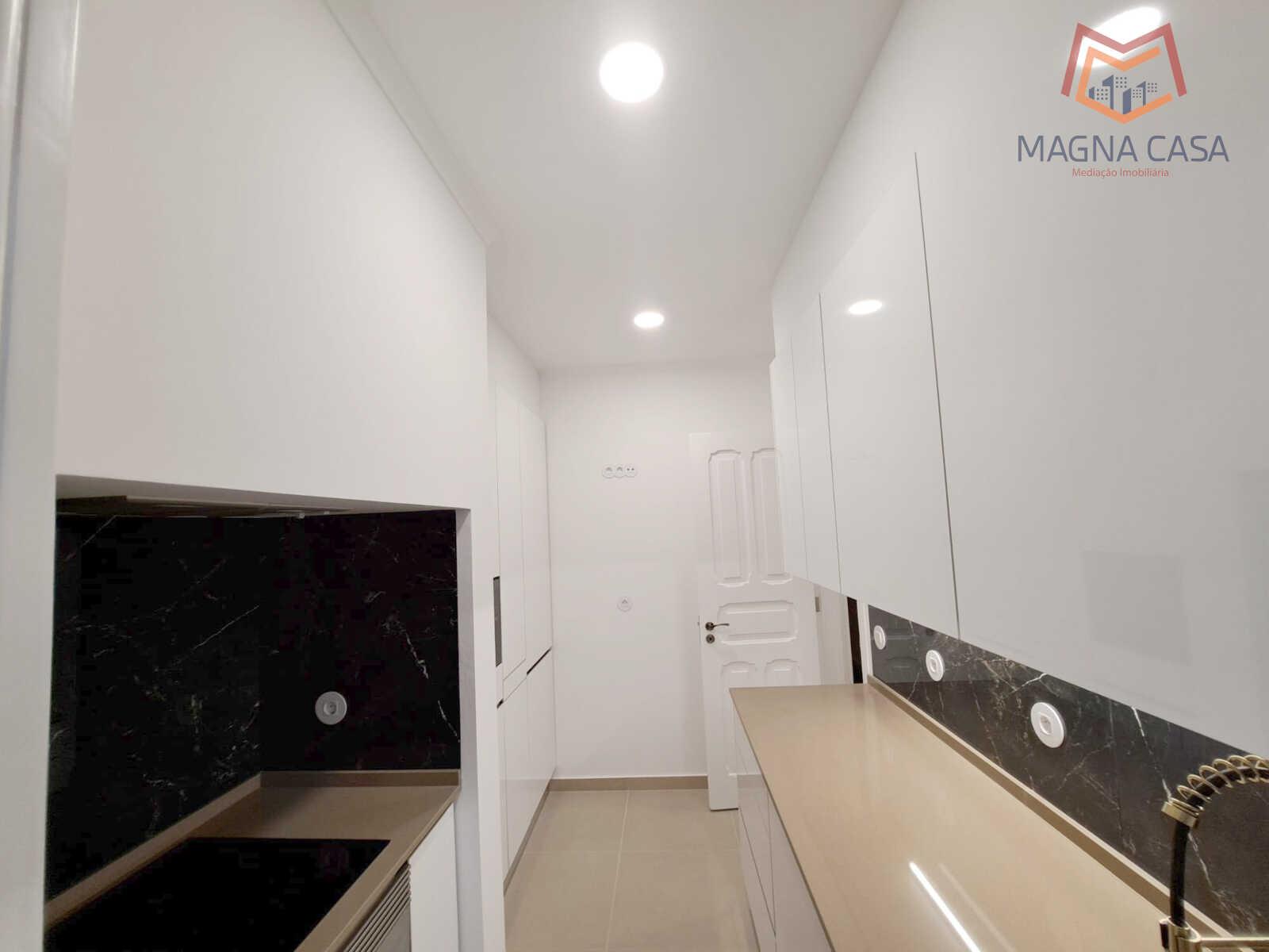 Apartamento T3 para venda na Avenida General Roçadas - Lisboa, totalmente remodelado com materiais de excelente qualidade