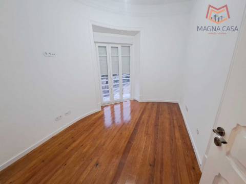 Apartamento T3 para venda na Avenida General Roçadas - Lisboa, totalmente remodelado com materiais de excelente qualidade