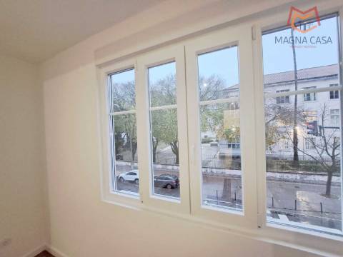 Apartamento T3 para venda na Avenida General Roçadas - Lisboa, totalmente remodelado com materiais de excelente qualidade