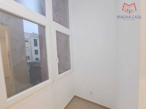 Apartamento T3 para venda na Avenida General Roçadas - Lisboa, totalmente remodelado com materiais de excelente qualidade