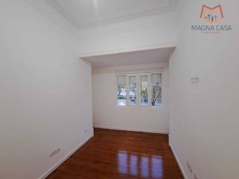 Apartamento T3 para venda na Avenida General Roçadas - Lisboa, totalmente remodelado com materiais de excelente qualidade
