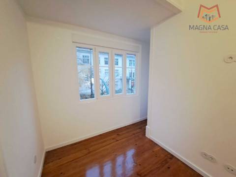 Apartamento T3 para venda na Avenida General Roçadas - Lisboa, totalmente remodelado com materiais de excelente qualidade