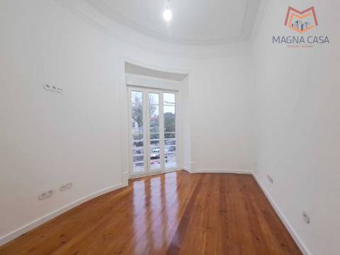 Apartamento T3 para venda na Avenida General Roçadas - Lisboa, totalmente remodelado com materiais de excelente qualidade