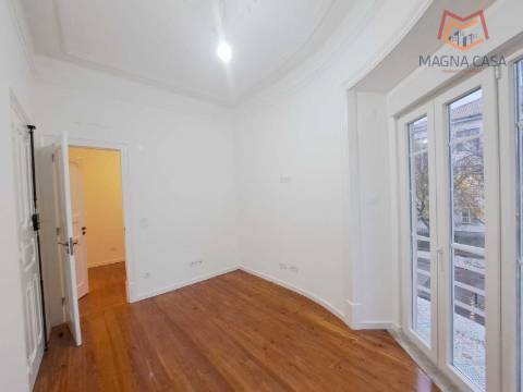 Apartamento T3 para venda na Avenida General Roçadas - Lisboa, totalmente remodelado com materiais de excelente qualidade